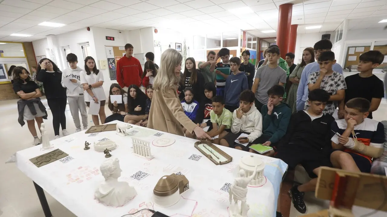 (_G8A6882.JPG) POIO IES Presentacion dun proxecto de robotica e latin por parte dos alumnos da ESO Tratase de dous robots vestidos de romanos que foron feitos polo alumnado e que achegan a conecementos sobre a antiga Roma Hai presentacions de 9 40 a 13 40 hora MLote 22.965
