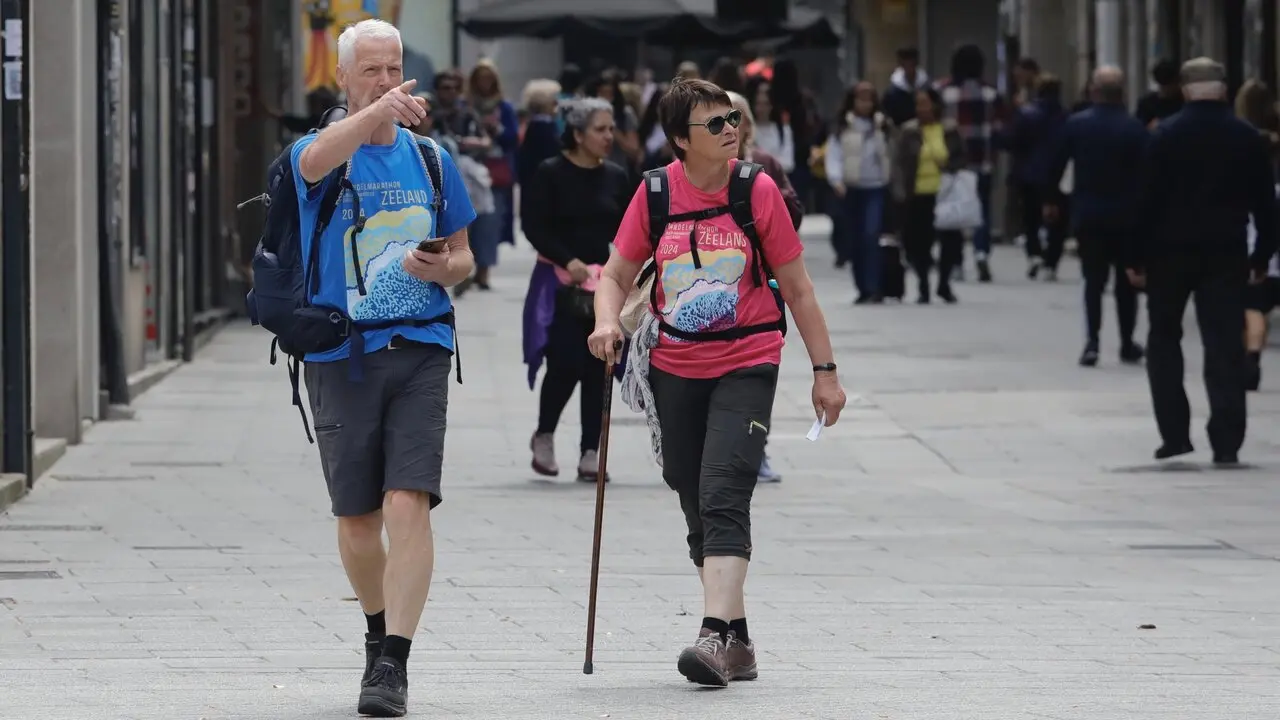 La presencia de peregrinos, viajeros y turistas se intensificó este viernes en Pontevedra. DAVID FREIRE