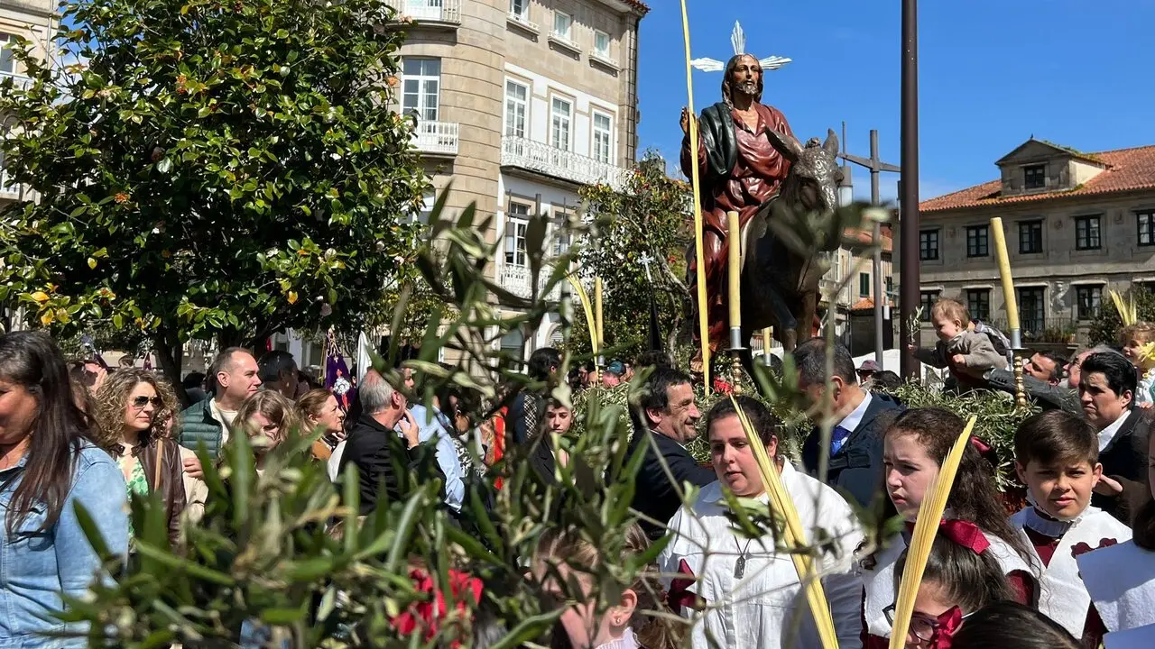 La talla procesional de La Borriquita a su paso por A Ferrería durante el Domingo de Ramos. RAFA FARIÑA