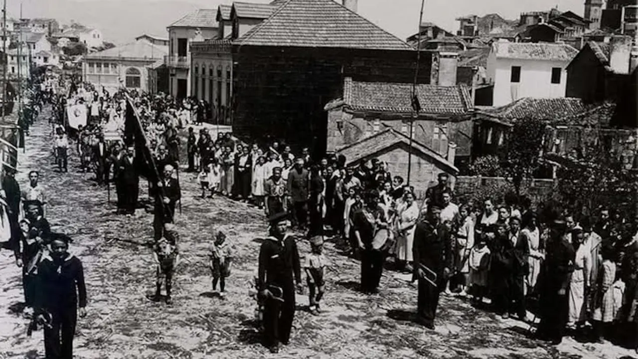 Procesión (anos trinta) por la rúa Pablo Iglesias, actualmente Ejército y Marina. CM