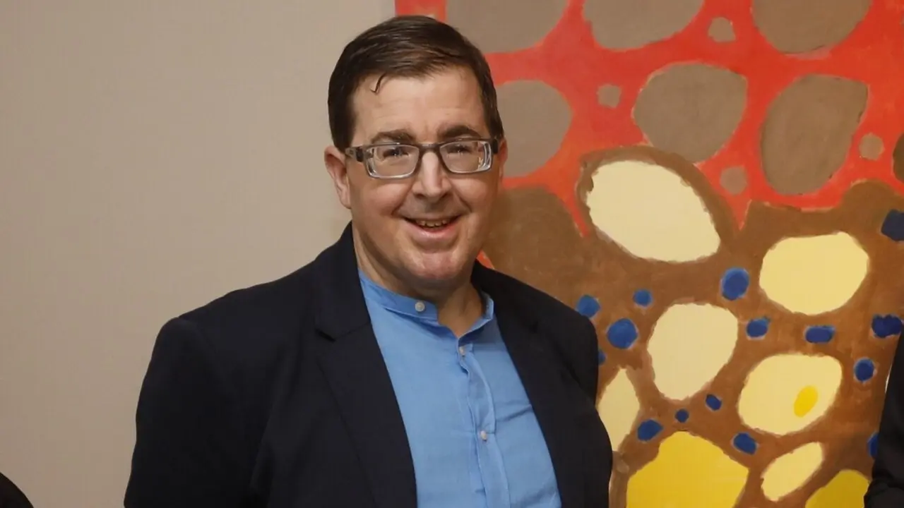 El pintor pontevedrés Manuel Piñeiro Villalustre en una exposición, el año pasado, en el Liceo Casino. DAVID FREIRE