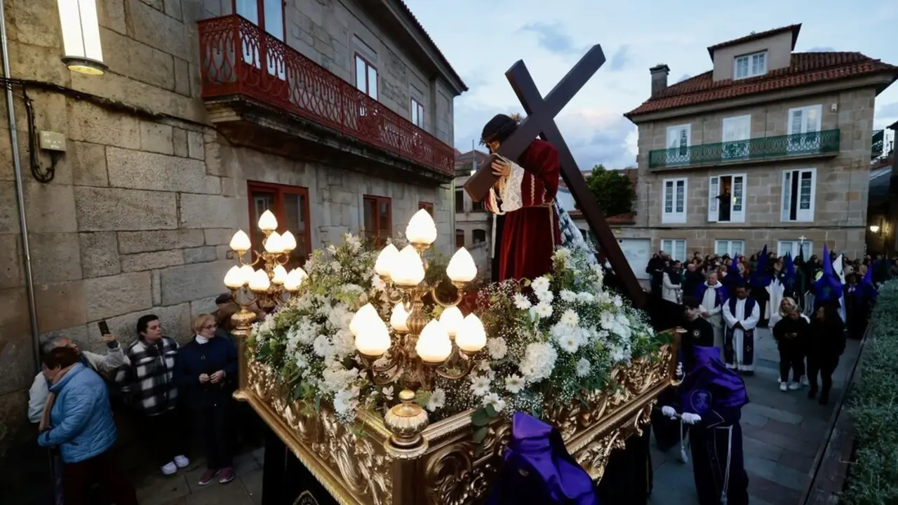                       Procesion de la Virgen de la Soledad y Jesus Nazareno con la Cruz a Cuestas en Santa María.                    