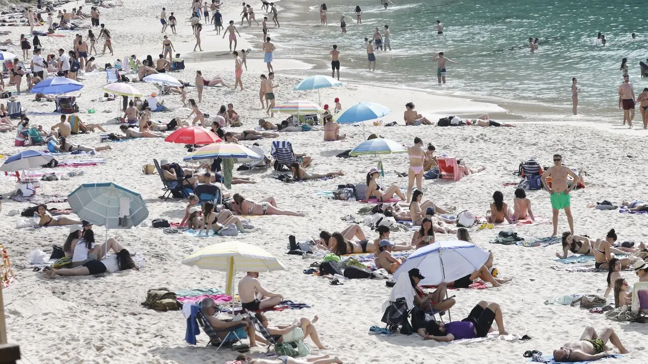 Turistas en la playa de Portocelo, en Marín, en un día de calor del mes de abril. GONZALO GARCÍA