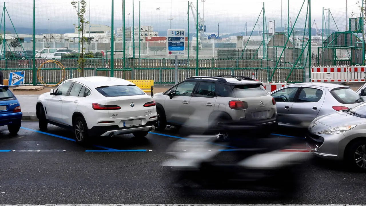 Coches aparcados en Marín. ADP