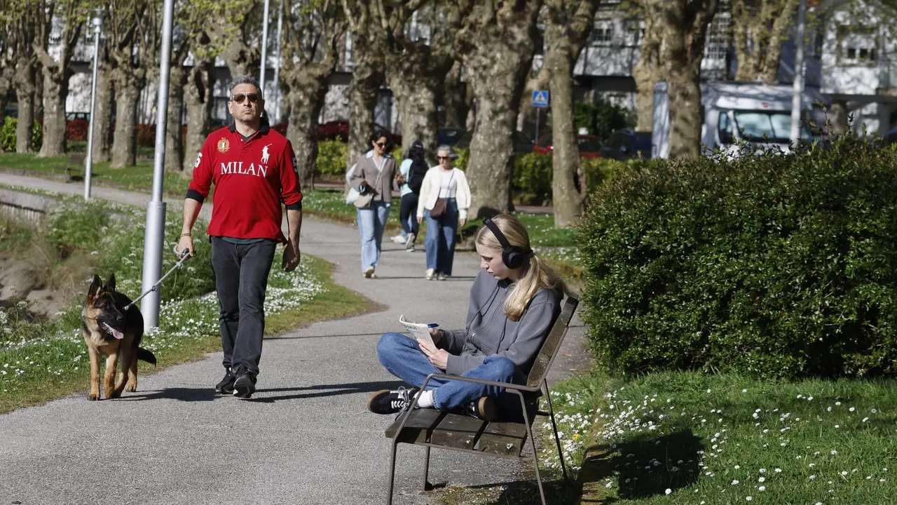 Varias personas en la Illa das Esculturas. GONZALO GARCÍA