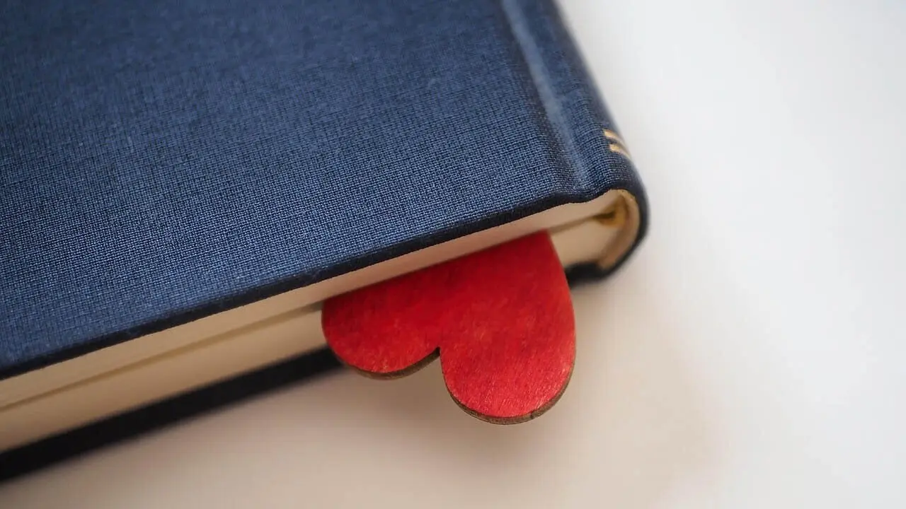 Libro con un marcapáginas en forma de corazón. PIXABAY