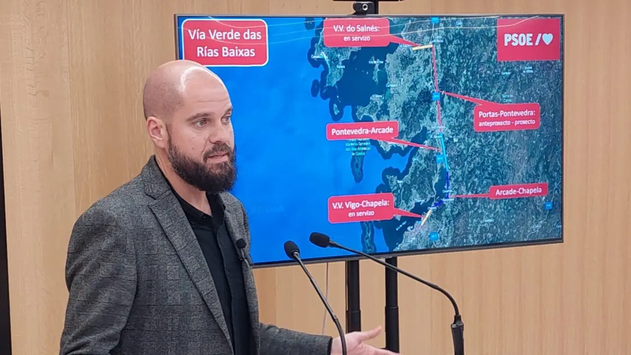 El portavoz municipal del PSOE, junto al mata con los trazados del proyecto. DP