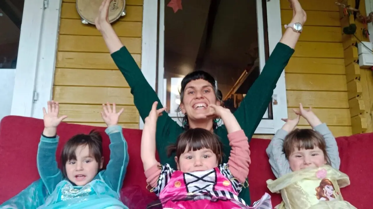 Sandra Tamayo y sus trillizas. DP