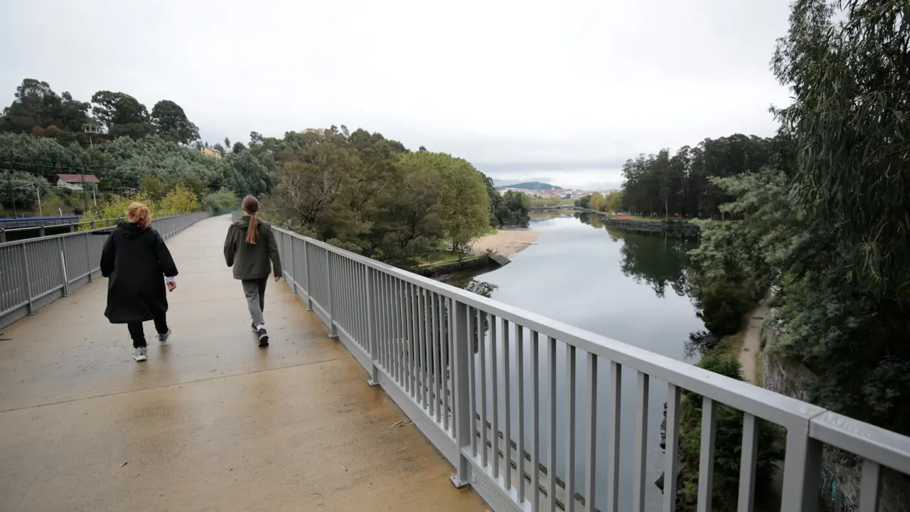Imagen del puente sobre el Lérez, por donde pasará la Vía Verde de las Rías Baixas. GONZALO GARCÍA