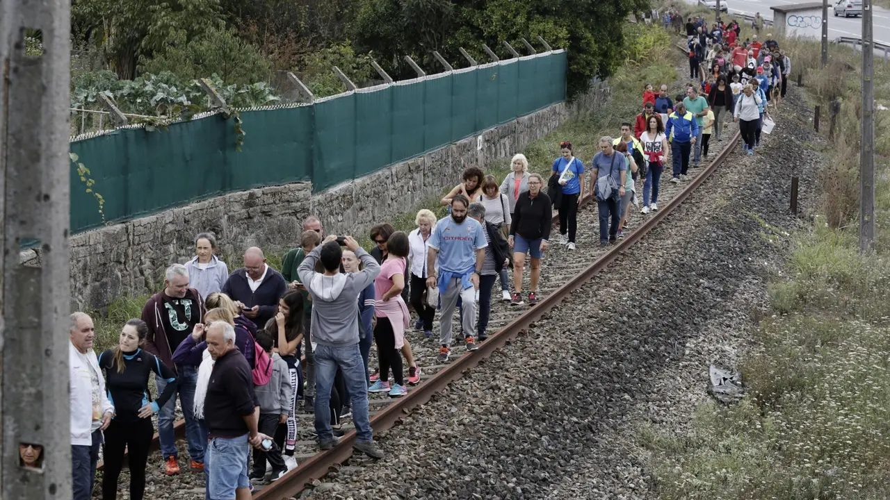 Centenares de peatones y ciclistas recorrieron en septiembre de 2017 las viejas vías del tren entre Arcade y Figueirido. GONZALO GARCÍA