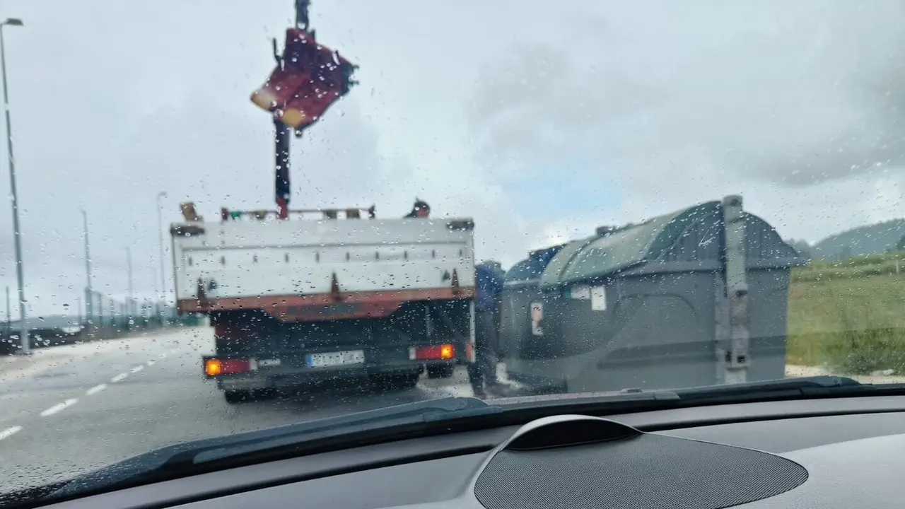 El momento en el que el denunciado depositaba residuos en el contenedor de Nantes desde el camión. POLICÍA LOCAL