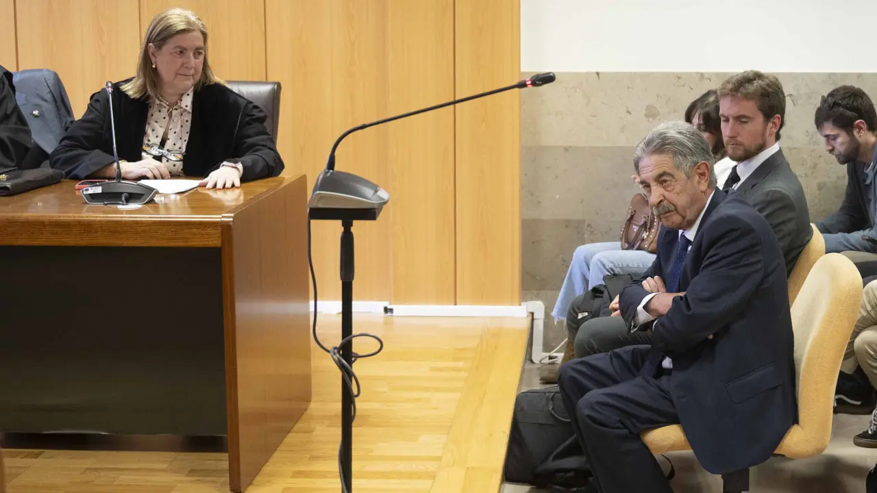 Miguel Ángel Revilla en el acto de conciliación. EFE