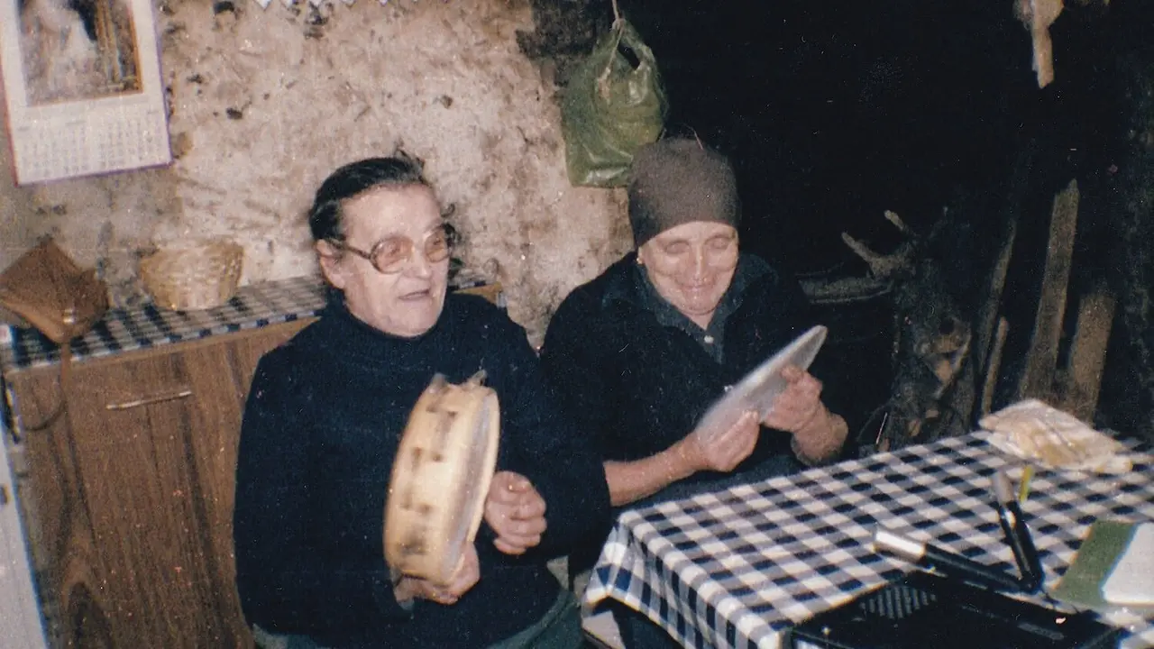 As cantareiras Adolfina y Rosa Casás en Vila da Igrexa (Cerceda) retratadas por Dorothé Schubarth. APOI