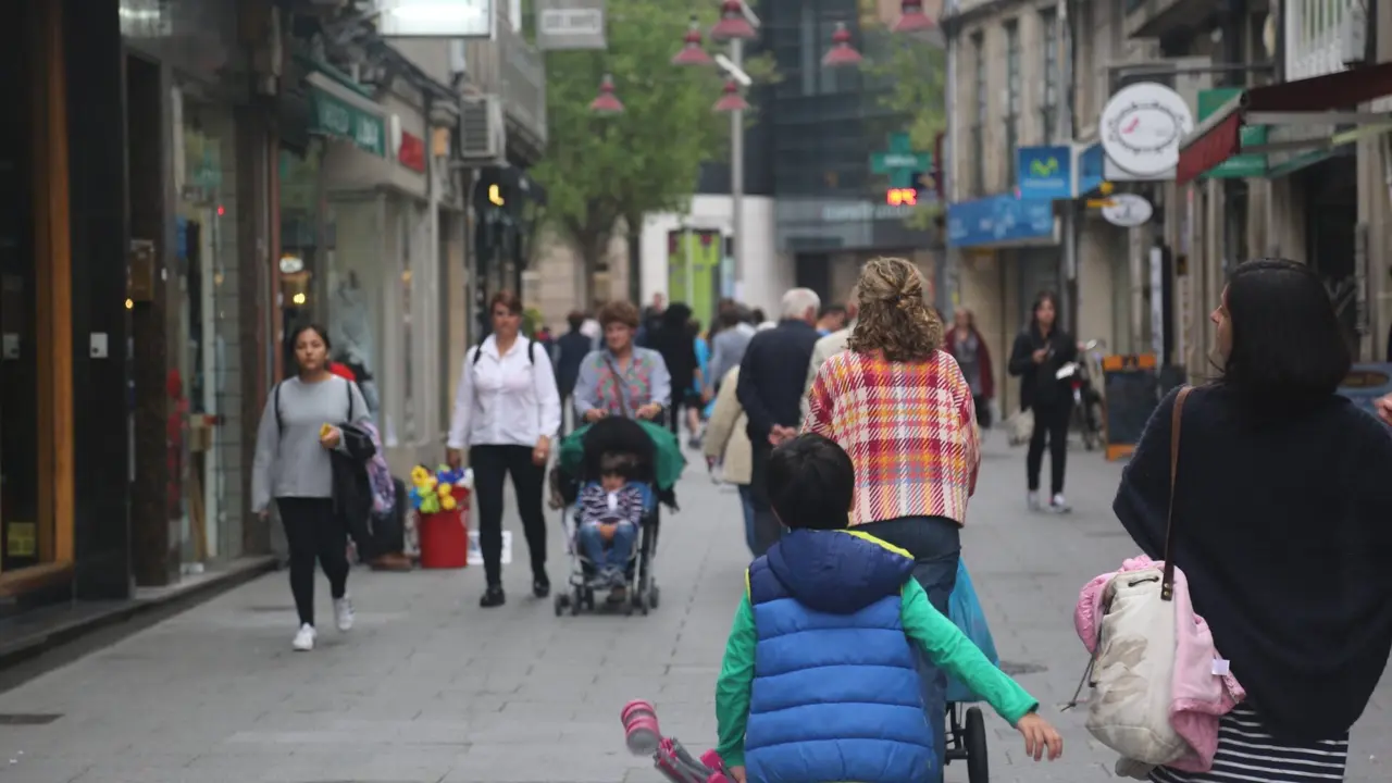 Gente caminando por el centro de Pontevedra. ARCHIVO
