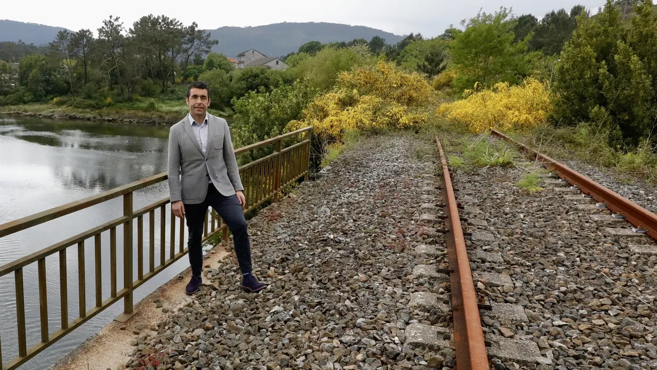 El presidente de la Diputación, Luis López, en la vía antigua de Arcade. DAVID FREIRE