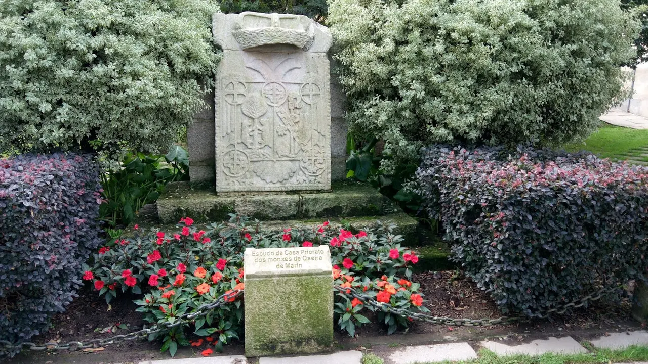 Marín, escudo do Priorato de Oseira. DP