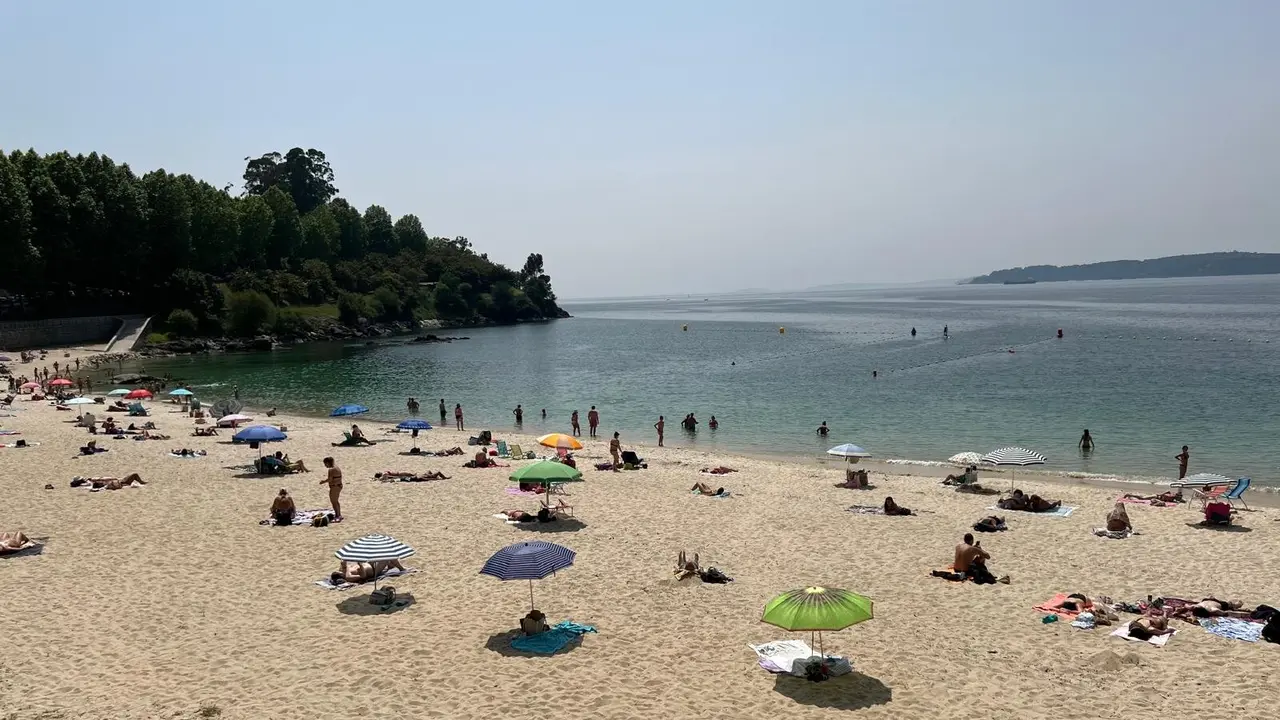 Bañistas en la playa de Portocelo, en Marín. DP