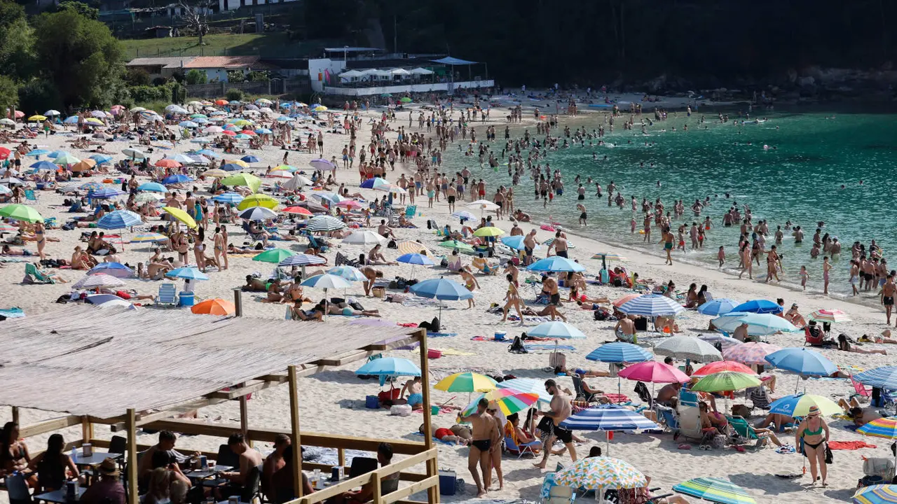 Numerosos bañistas en la playa marinense de Mogor. GONZALO GARCÍA