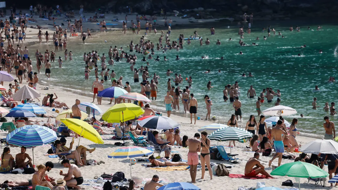 La playa de Mogor, en Marín, repleta de gente durante esta semana. GONZALO GARCÍA