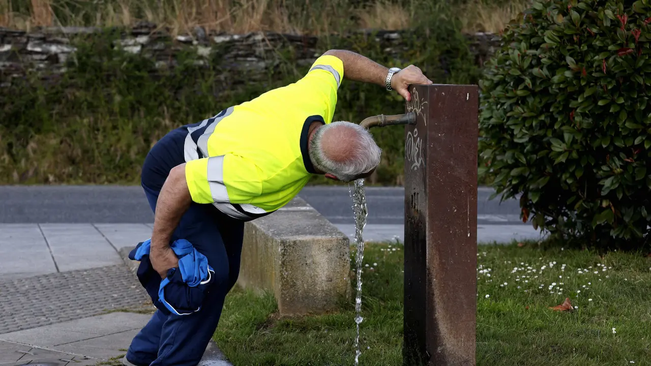 Un hombre se refresca en una jornada de calor en Lugo. XESÚS PONTE (ARCHIVO)