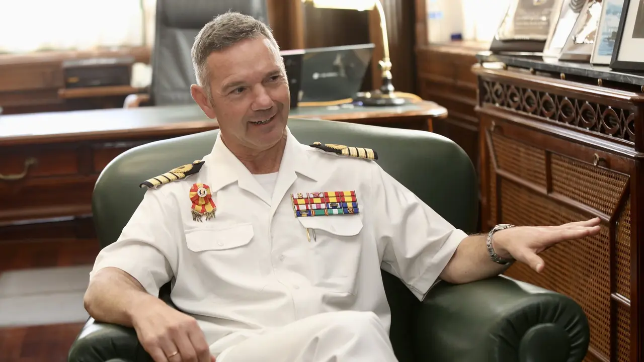 El capitán de navío Pedro Cardona, en su despacho de la Escuela Naval Militar de Marín. JAVIER CERVERA-MERCADILLO