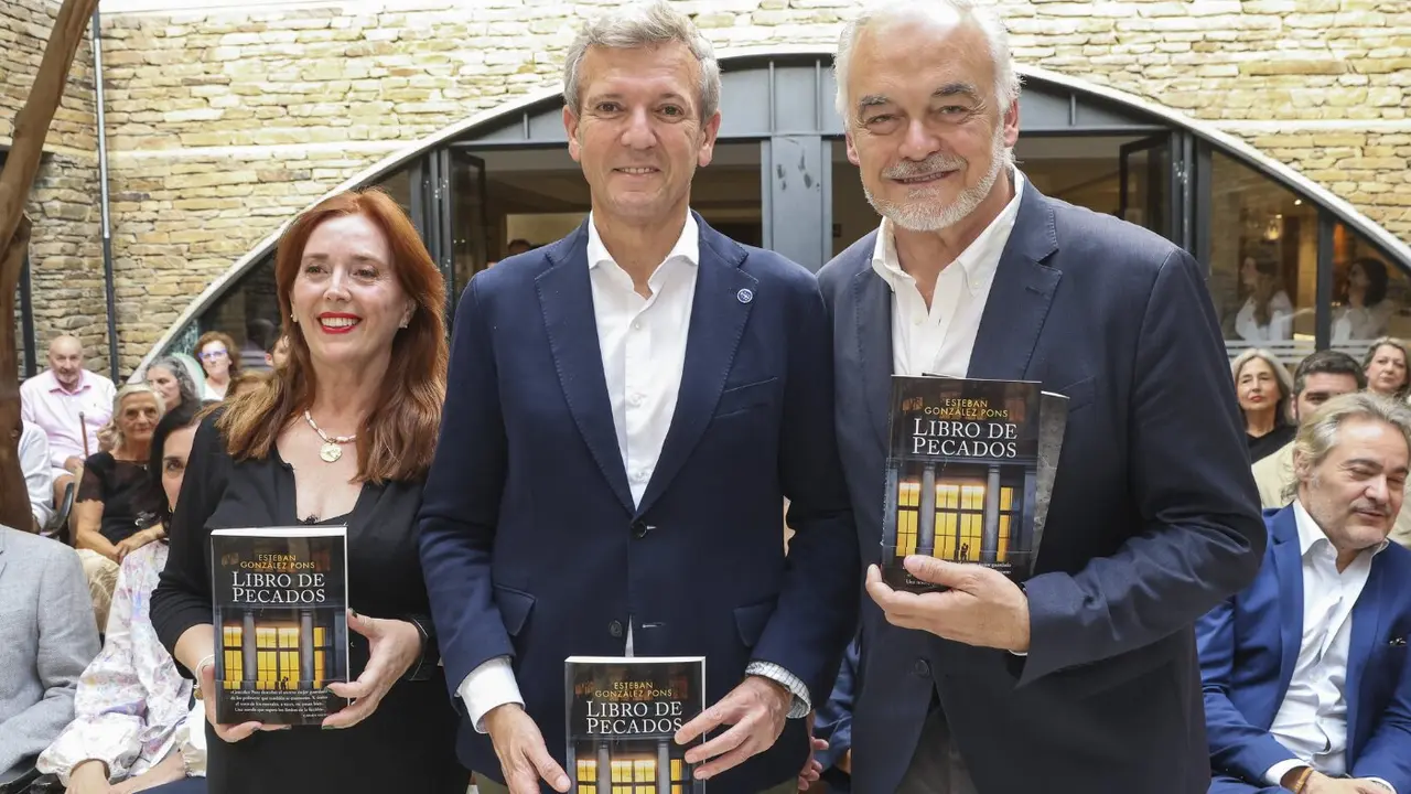 El eurodiputado del PP y vicepresidente del Parlamento Europeo, Esteban González Pons (d) acompañado por el presidente de la Xunta, Alfonso Rueda (c) y la librera, Mercedes Corbillón (i), en la presentación de su última obra, 'Libro de pecados'. EFE