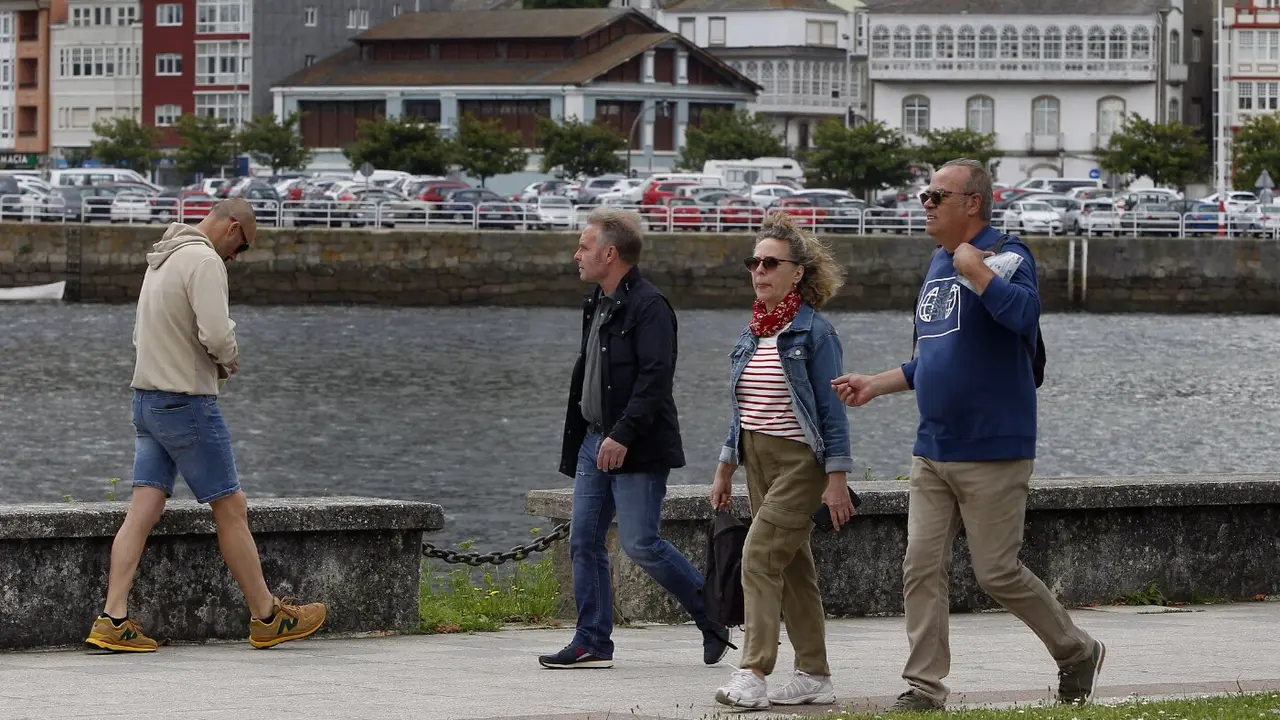 Turistas con chaqueta en A Mariña. J.M. ÁLVEZ (AEP)