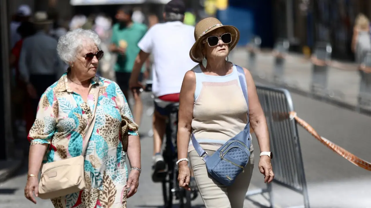 Personas caminando bajo el sol en Pontevedra. JAVIER CERVERA-MERCADILLO