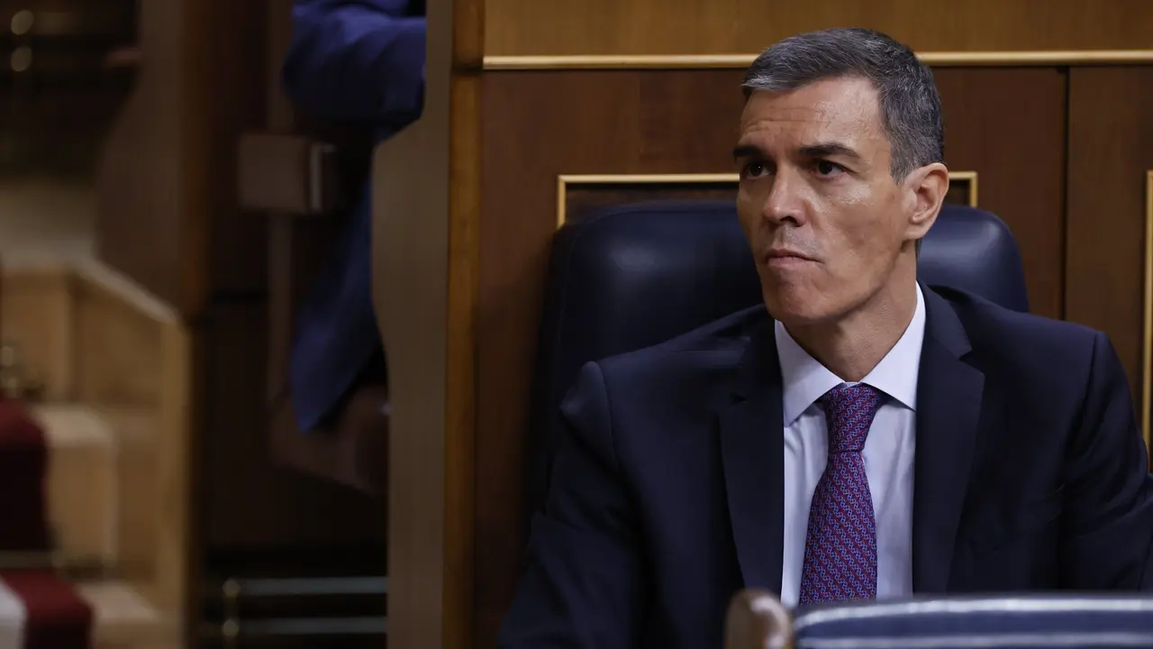 El presidente del Gobierno, Pedro Sánchez durante el pleno del Congreso de los Diputados, este miércoles en Madrid. EFE/ JAVIER LIZÓN