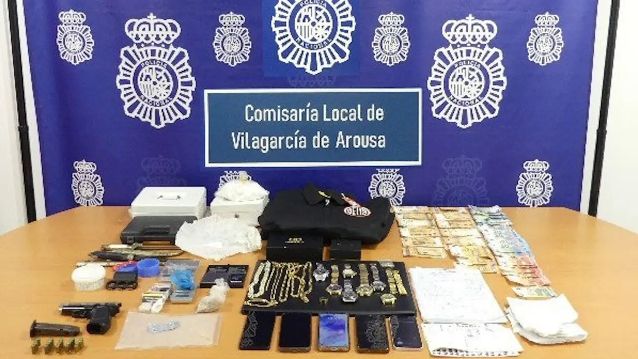 Droga, dinero y otros efectos intervenidos por la Policía. EFE