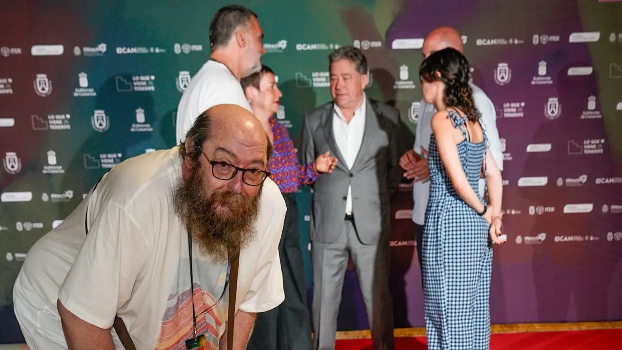 El autor, tomando notas durante uno de los momentos claves de la reunión entre el Concello y la organización de los feroz. DP