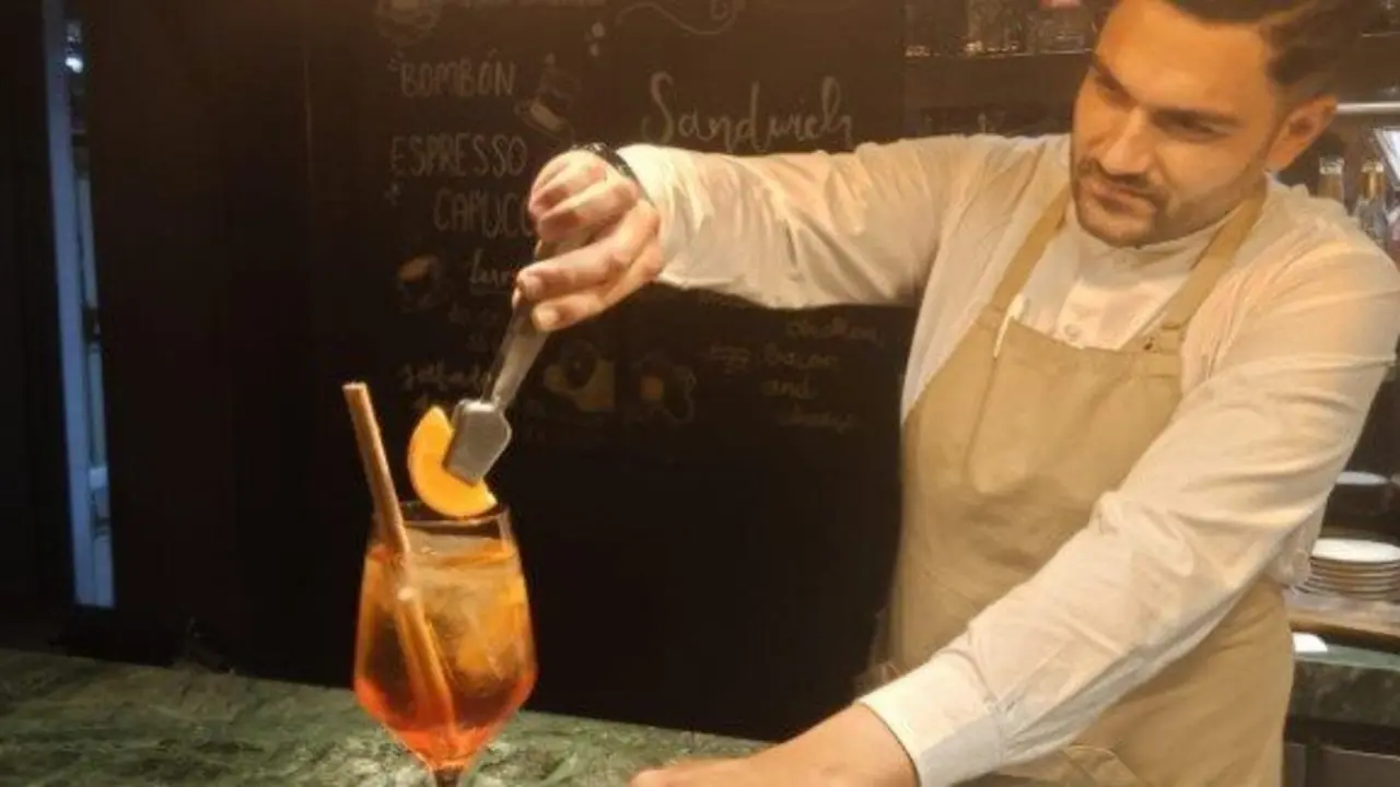 El barman Brian y su cóctel. DP