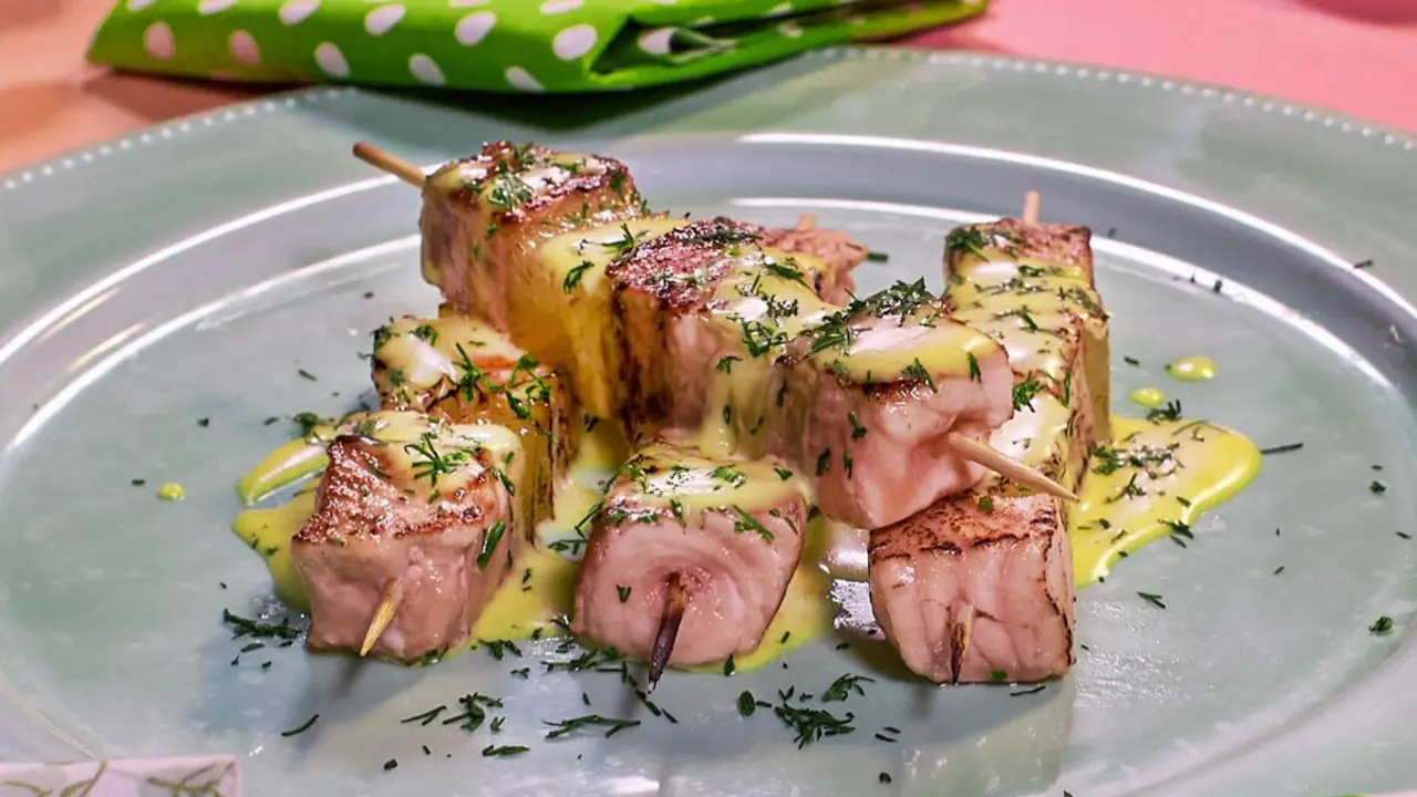 Brochetasdesalmnysalsaholandesactrica