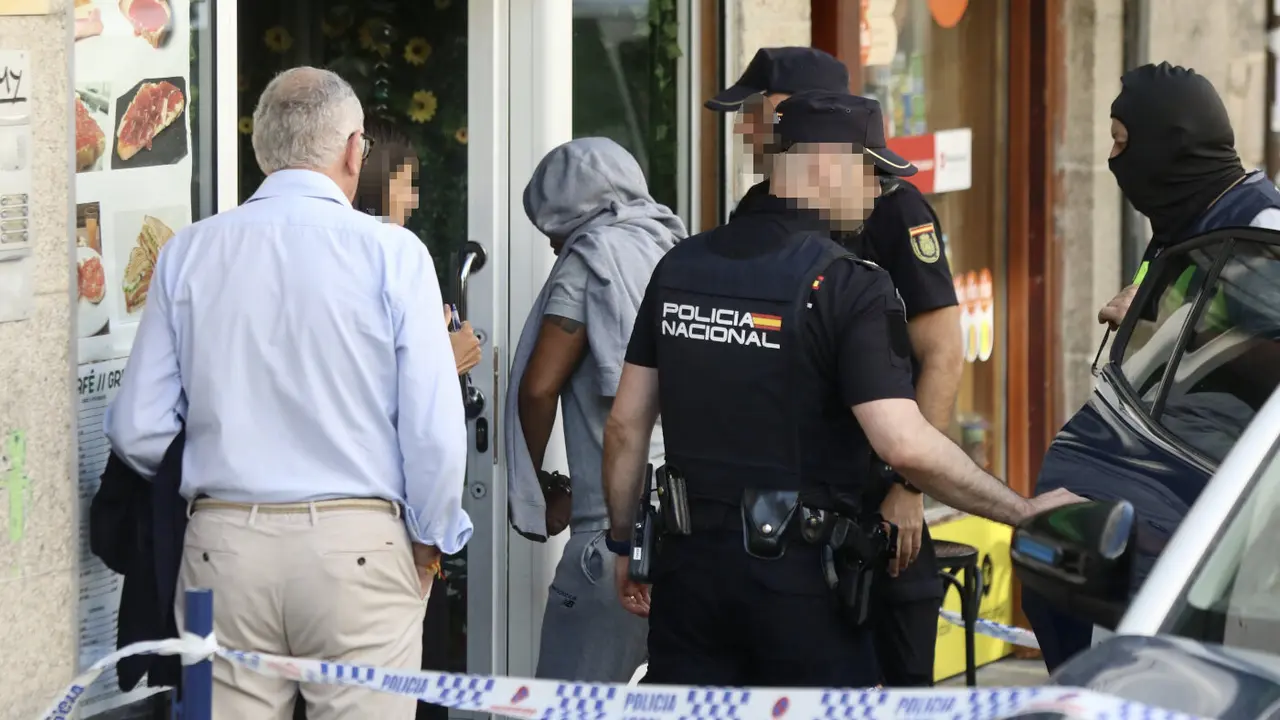 El presunto líder de la red accede al bar de Pontevedra registrado durante el operativo de junio. JAVIER CERVERA-MERCADILLO