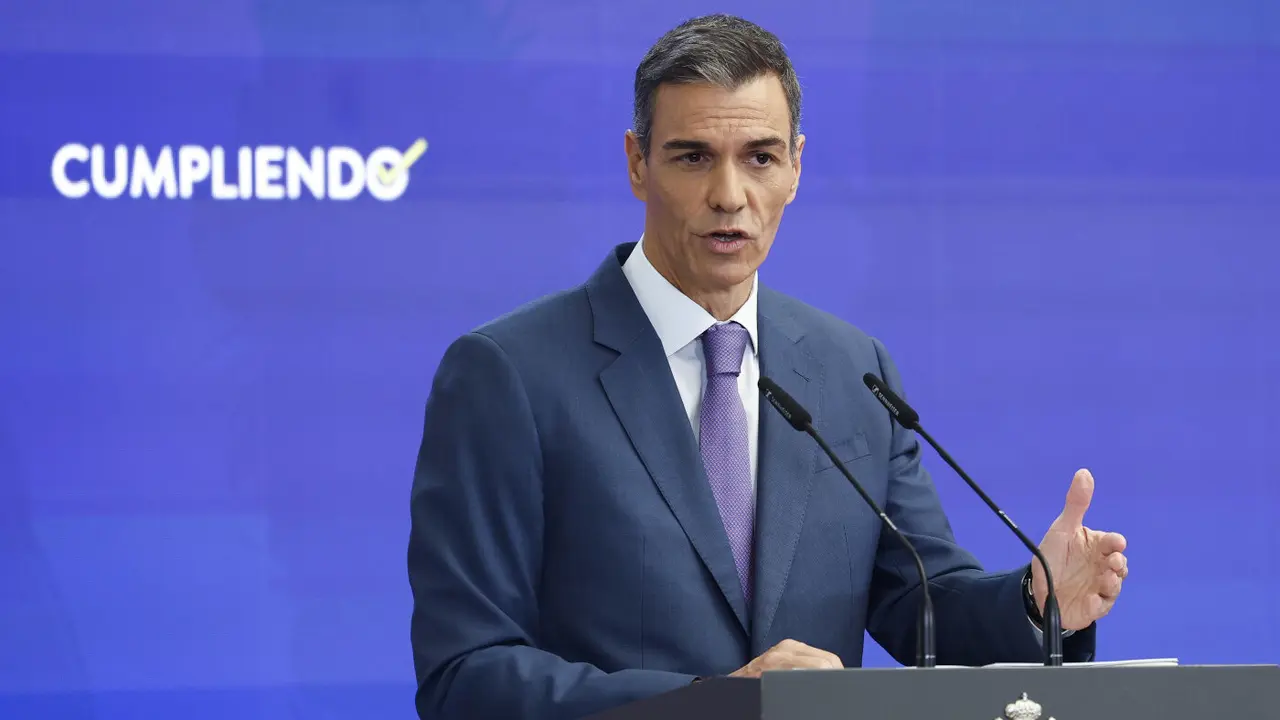 Pedro Sánchez, en su comparecencia de este lunes. CHEMA MOYA (Efe)