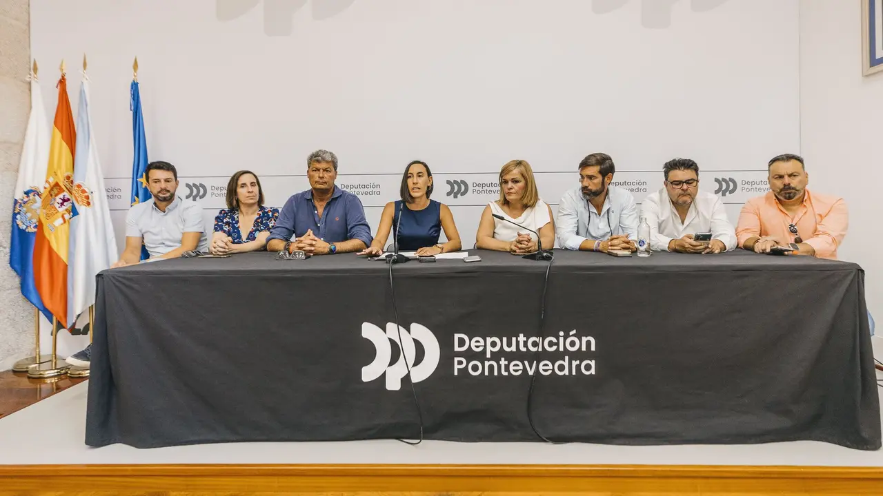 El grupo provincial del PSOE, durante la presentación del balance de dos años en la Diputación. BEATRIZ CÍSCAR