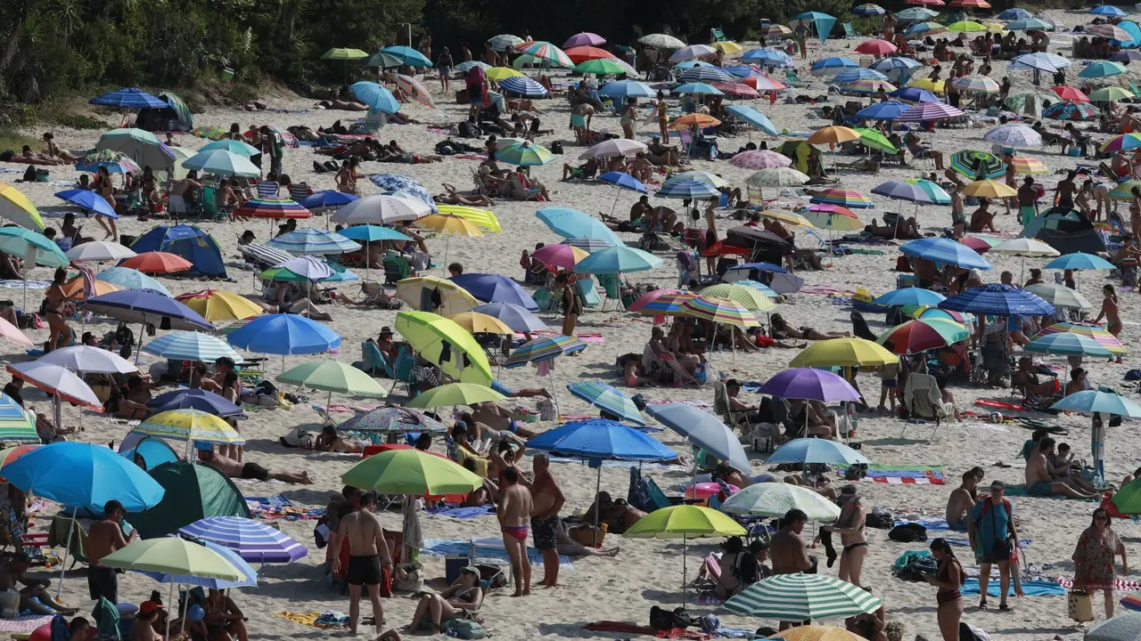 La playa de Silgar, este lunes. RAFA FARIÑA
