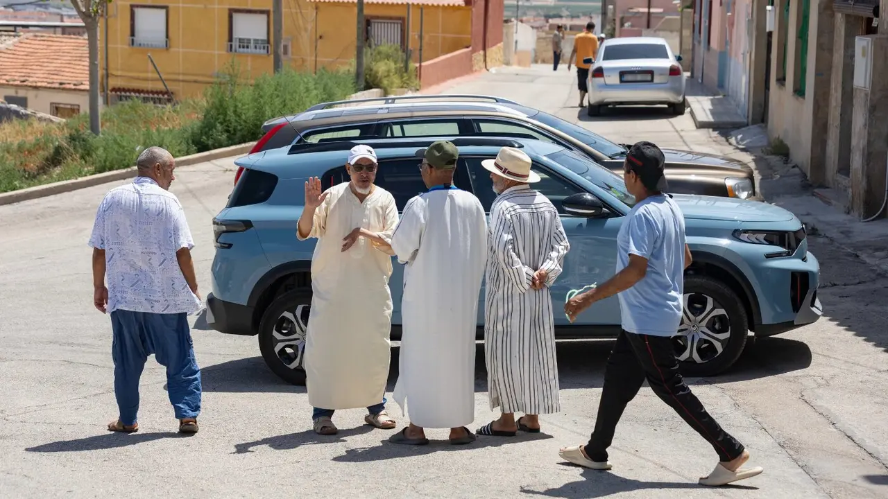 Varios hombres de origen marroquí este jueves en el barrio de Nuestra Señora de Fátima de Jumilla. EFE