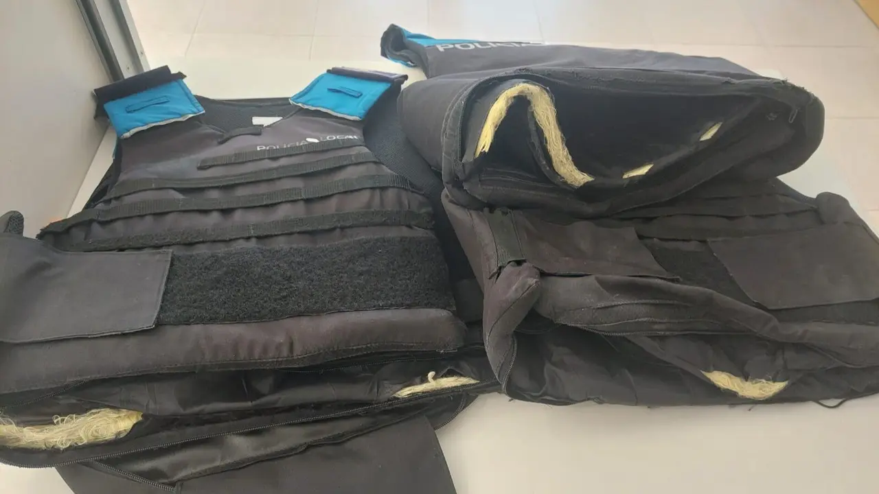 Los chalecos de protección presentan un evidente deterioro y son insuficientes, según denuncia el CSIF. DP