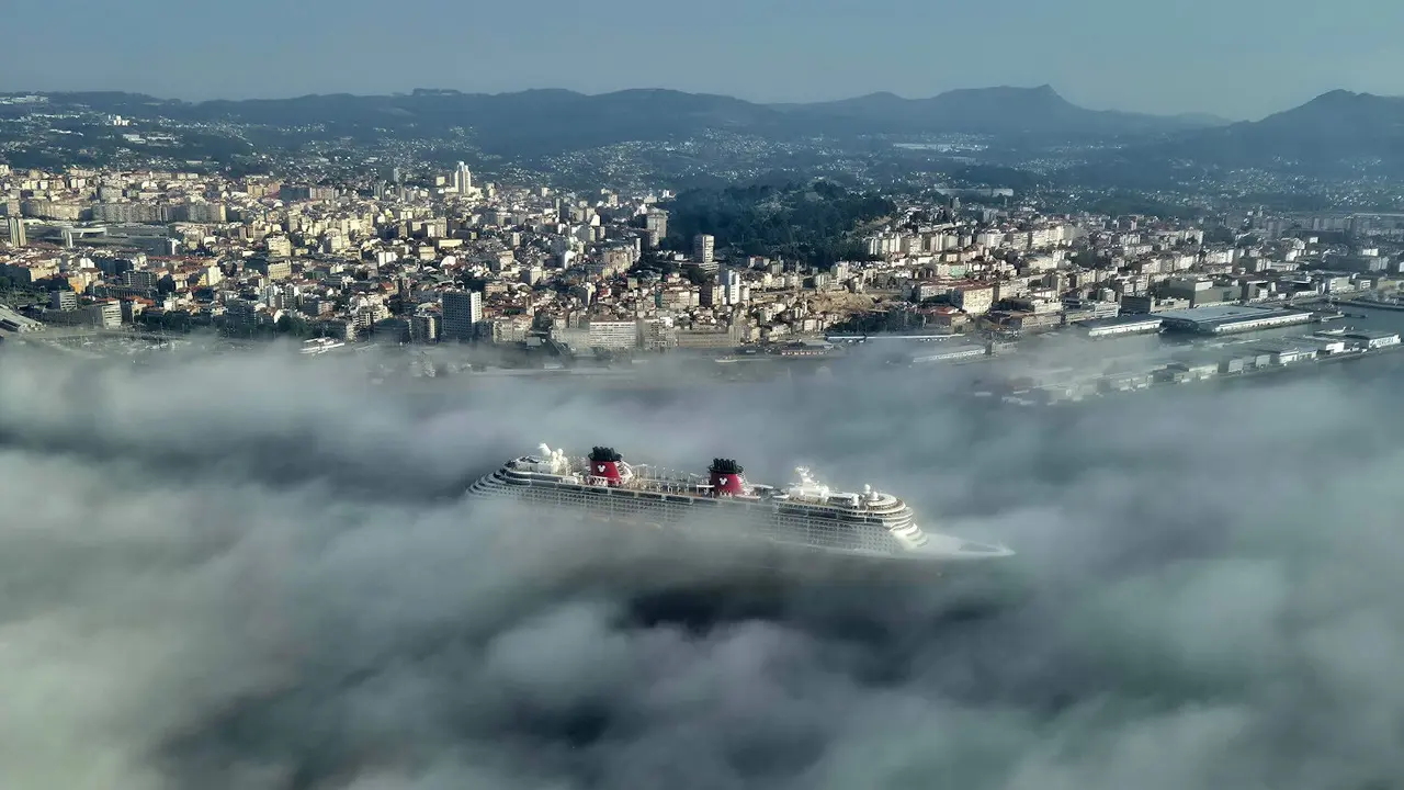 El crucero Disney Fantasy saliendo de Vigo. GARDACOSTAS DE GALICIA