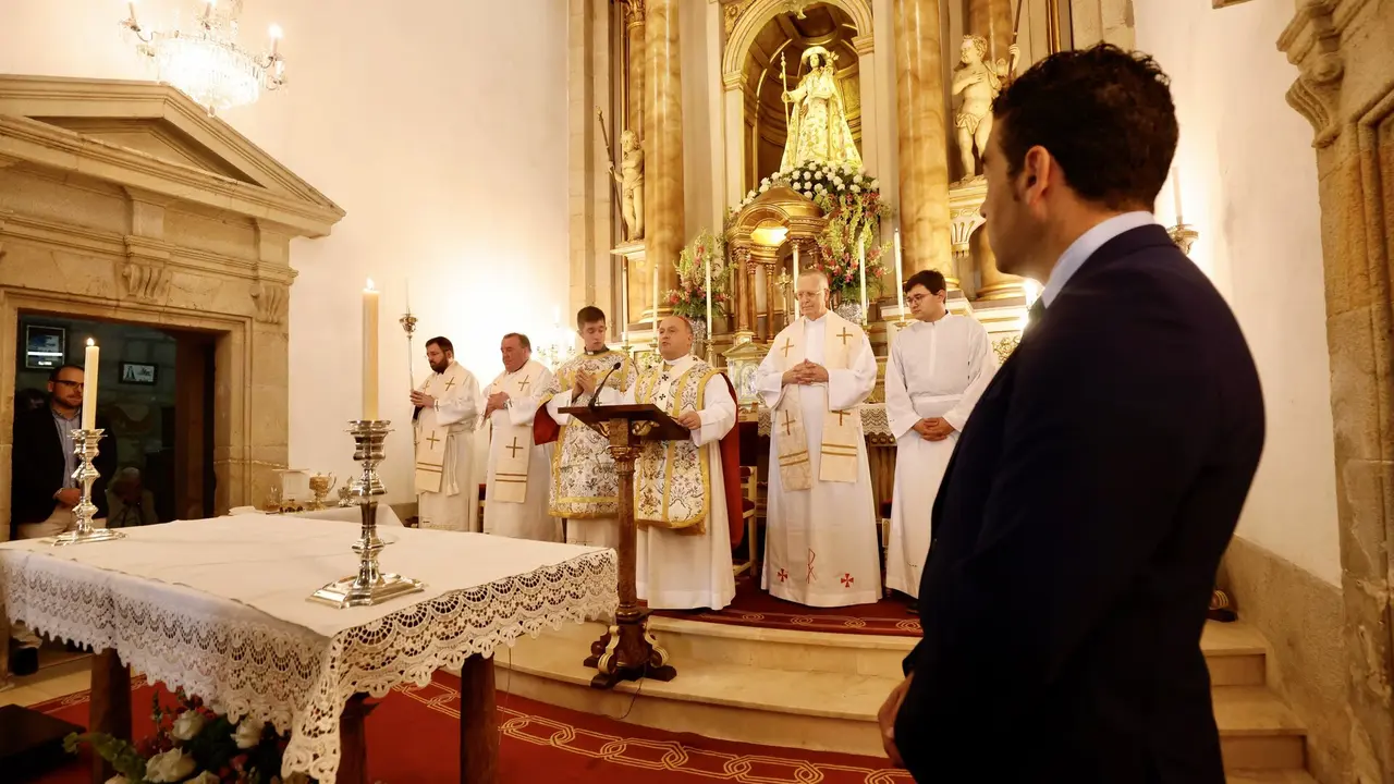 Luis López atendiendo a la intervención del arzobispo de Santiago durante la misa en el santuario de la Virgen Peregrina. JAVIER CERVERA-MERCADILLO