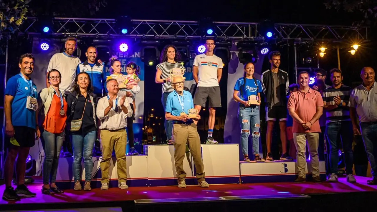 Manuel Rosales recibe la 'estatuilla' de la 'Carreira +10 Manuel Rosales'