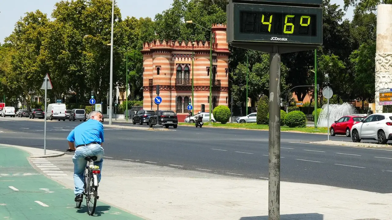 Un ciclista en Sevilla durante la ola de calor. EUROPA PRESS