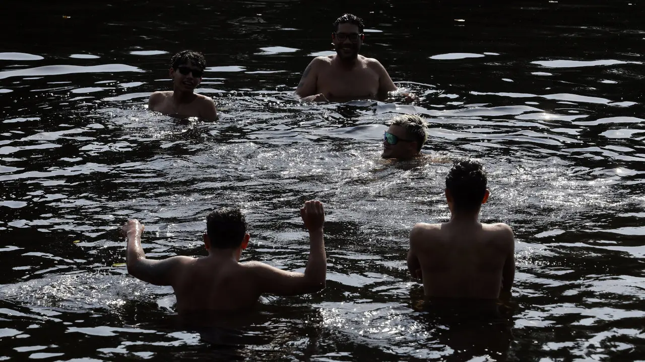 Bañistas en el río Miño en Lugo. XESÚS PONTE