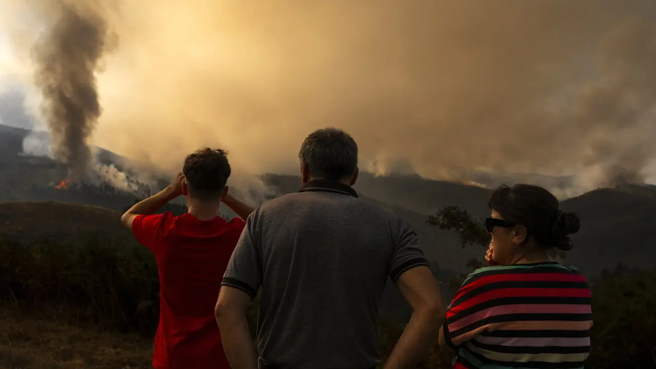 Vecinos observan una nube de humo en el incendio de Maceda. BRAIS LORENZO