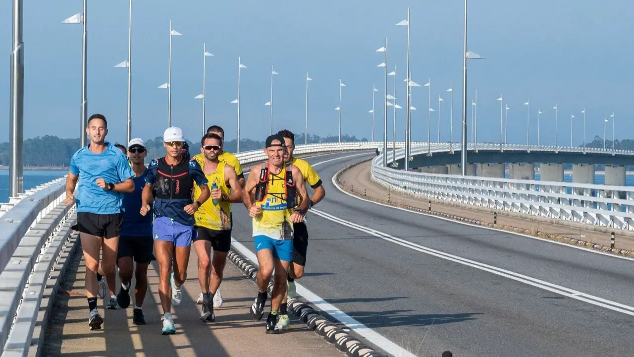 Pablo Otero acompañado de otros corredores en su reto. D.P.
