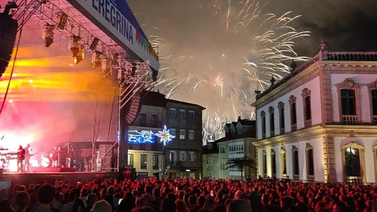 Fuegos artificales durante el concierto de León Benavente en Pontevedra. DP 