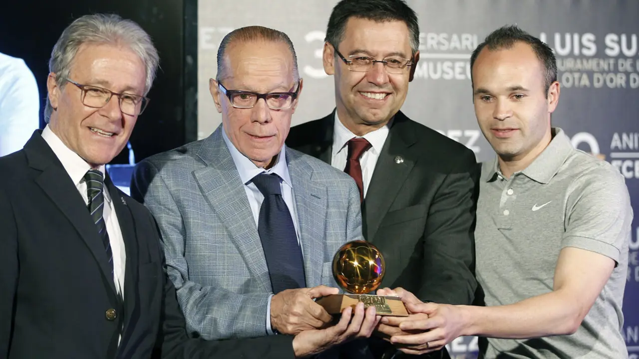 El exjugador Luis Suárez (2i) entrega al Museo del FC Barcelona el Balón de Oro que ganó en 1960. EFE/Andreu Dalmau