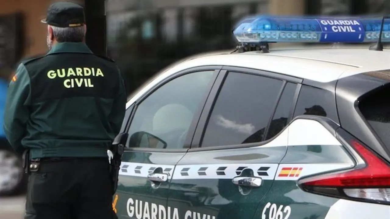 Un agente junto a un vehículo de la Guardia Civil. EUROPA PRESS