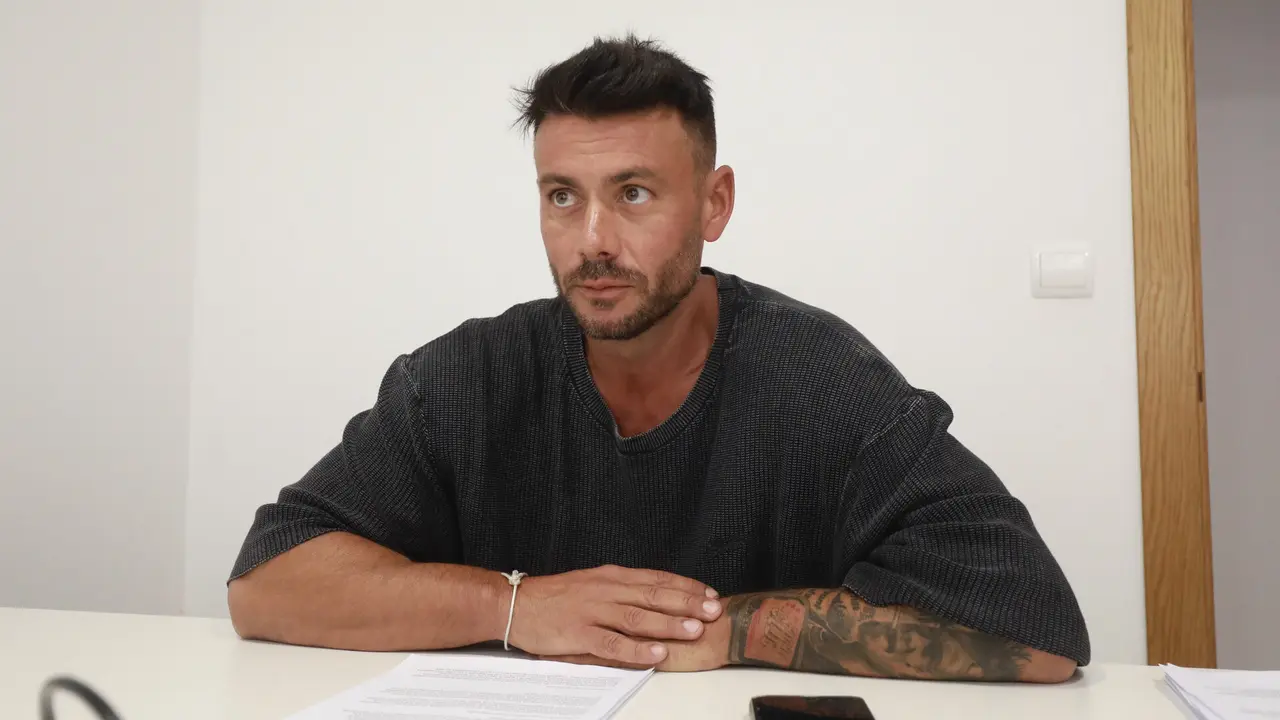 David Vázquez en la Jefatura de la Policía Local de Poio. DAVID FREIRE